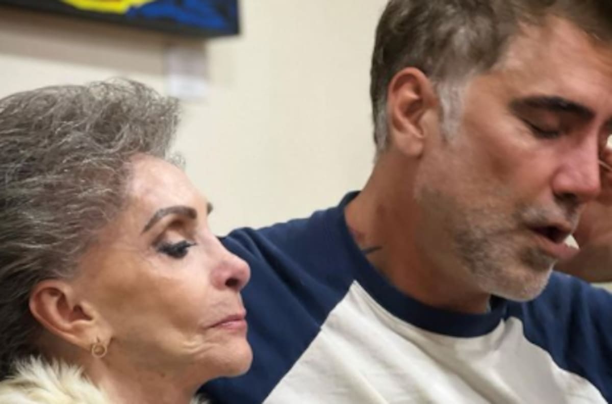 “Ánimo”, dice Alejandro Fernández a su madre y la consiente el Día de San Valentín