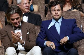 Chris Pine aclara si Harry Styles le escupió