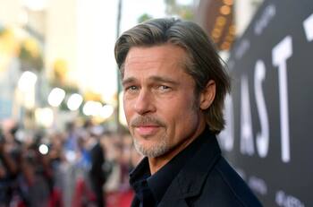 Brad Pitt toma la iniciativa en romance con Emily Ratajkowski