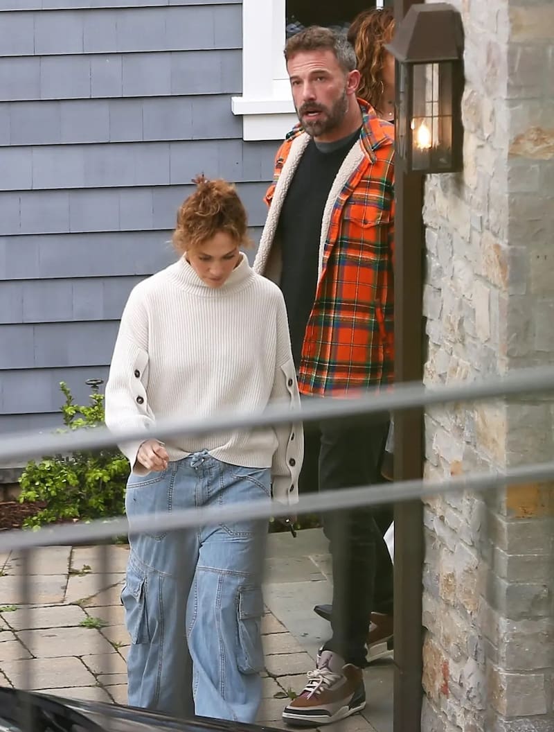 JLo y Ben Affleck fueron vistos reuniéndose con los contratistas de su nueva casa - Créditos: Instagram