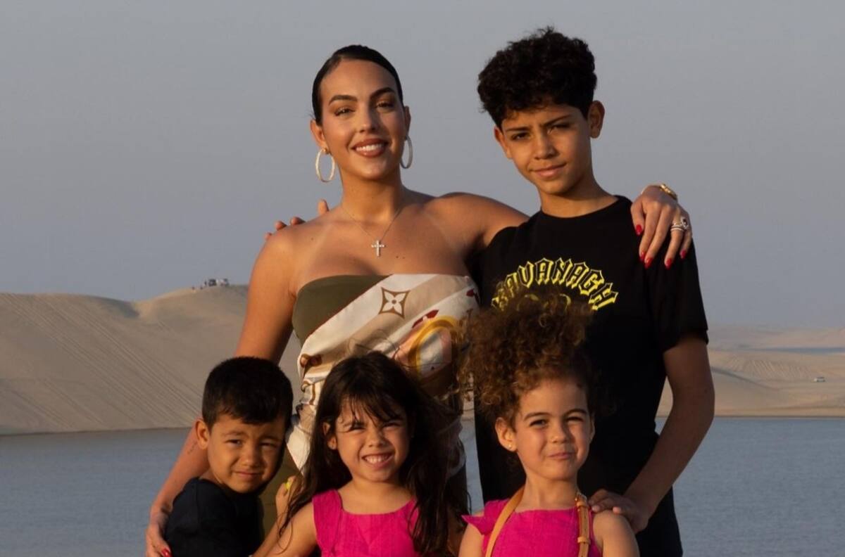 Georgina Rodríguez posa con sus hijos desde el desierto de Doha con creativo look