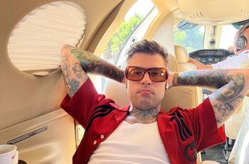 Fedez responde duramente a críticas por “recuperarse en tres días de cáncer”