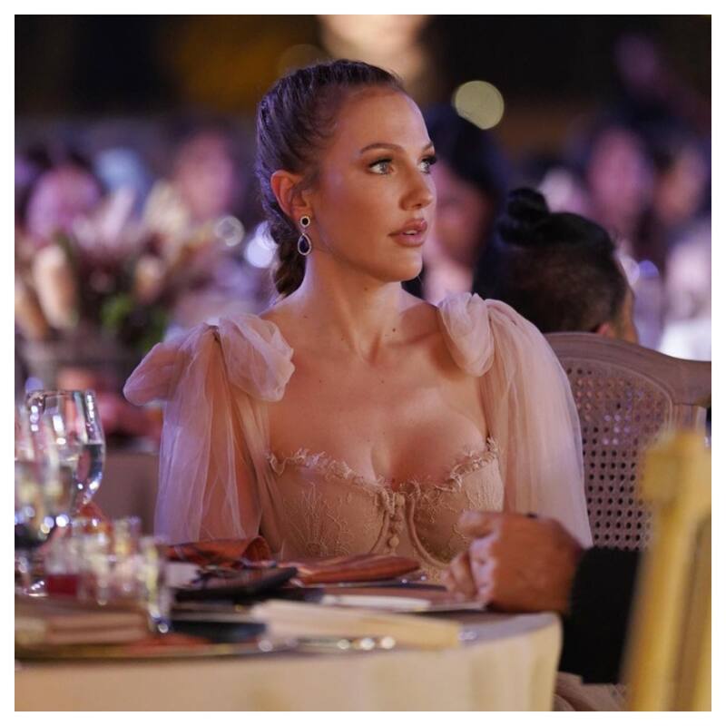 Meryem Uzerli es una destacada actriz, pero también modelo de diversas marcas de lujo y celebridad frecuente en eventos internacionales.