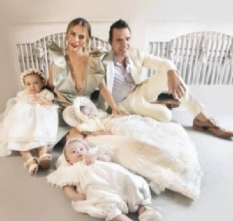 Claudia Álvarez y su esposo, bautizan a sus tres hijos - Créditos: Instagram