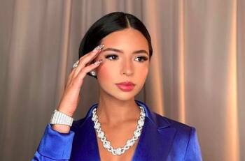 Trabajadora del aeropuerto se hace viral por su gran parecido con Ángela Aguilar