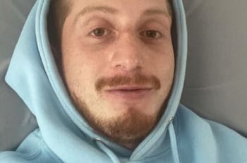 Padre de Octavio Ocaña amedrenta con arma a un hombre en la vía pública