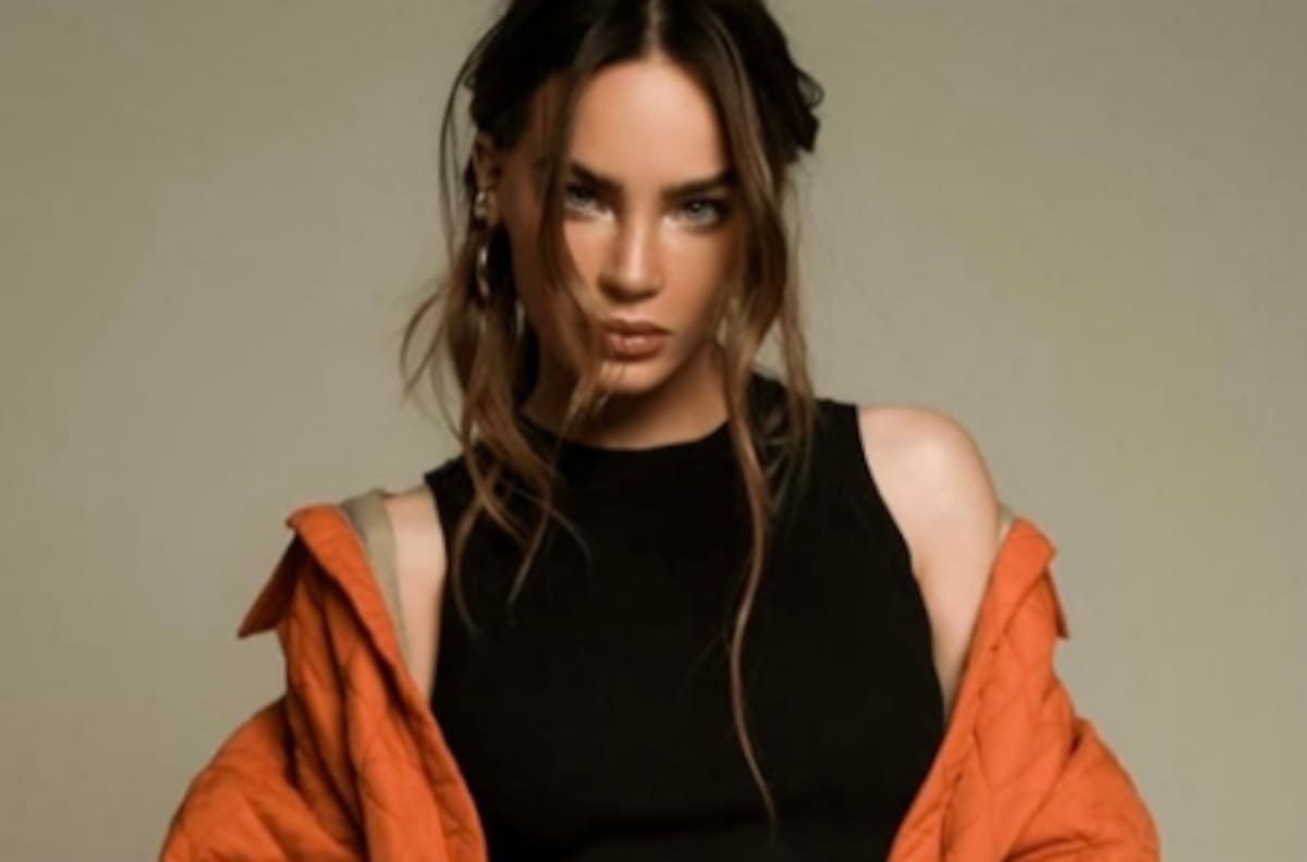 Así se emocionó Belinda al ver su música anunciada en Time Square