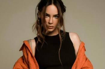 Así se emocionó Belinda al ver su música anunciada en Time Square