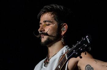 Camilo provoca alocadas reacciones en sus fans a su llegada a Estados Unidos