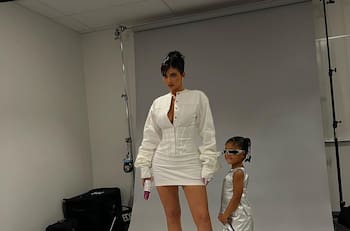 A sus 4 años: hija de Kylie Jenner desfila con bolso exclusivo avaluado en casi mil dólares