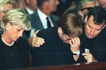 Lady Di consoló a Elton John en funeral de Gianni Versace; un mes después el cantante fue al de ella