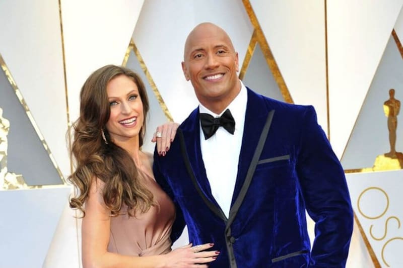 El actor tuvo que aguantar el llanto al escuchar a su esposa cantar - Créditos: Twitter