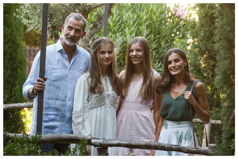 El Rey Felipe VI con la reina Letizia y sus hijas Leonor y Sofía.