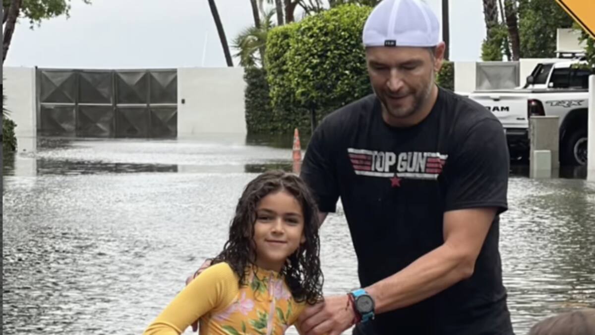 Hijas de Jacky Bracamontes aprovechan el mal clima en Miami y así se divierten