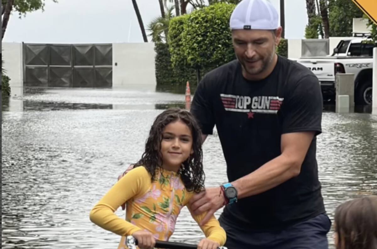 Hijas de Jacky Bracamontes aprovechan el mal clima en Miami y así se divierten