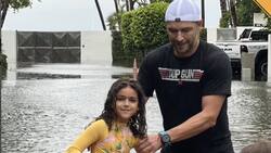 Hijas de Jacky Bracamontes aprovechan el mal clima en Miami y así se divierten