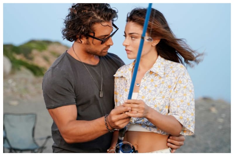 Alp Navruz es Poyraz y Ayça Ayşin Turan es Haziran, la pareja protagónica de la serie turca Isla esperanza (El cuento de la isla).