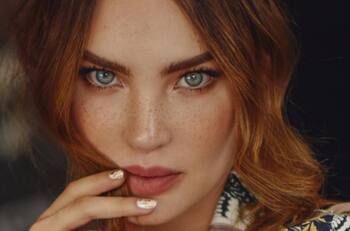 Belinda luce calva de nuevo para su espeluznante fiesta de Halloween