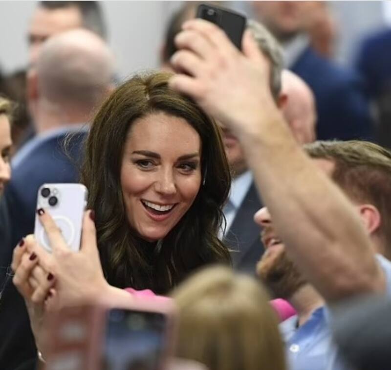 Príncipes de Gales estrenan demoledor plan para ganar apoyo y debilitar a Harry Kate y la mejor de sus sonrisas para estar con la gente - Créditos: Instagram