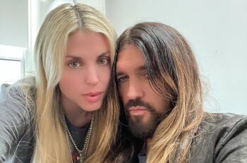 Padre de Miley Cyrus se va a casar con su novia 27 años menor que él