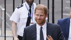 Príncipe Harry llega a Londres en vuelo comercial para la coronación de su padre