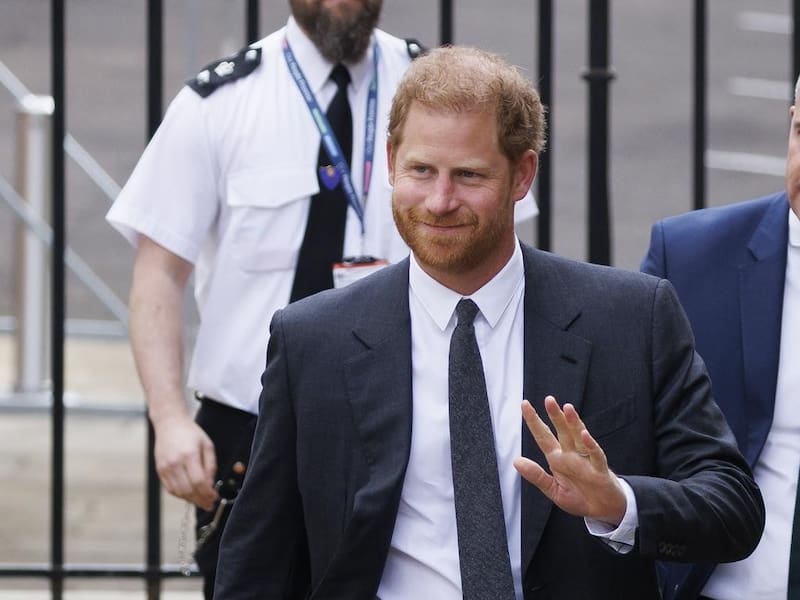 Príncipe Harry llega a Londres en vuelo comercial para la coronación de su padre - Créditos: Instagram