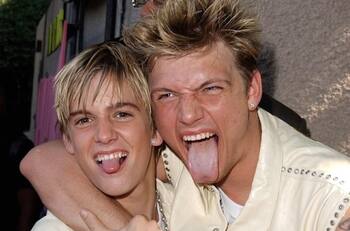 Nick Carter no puede evitar llorar por su hermano durante concierto en Londres