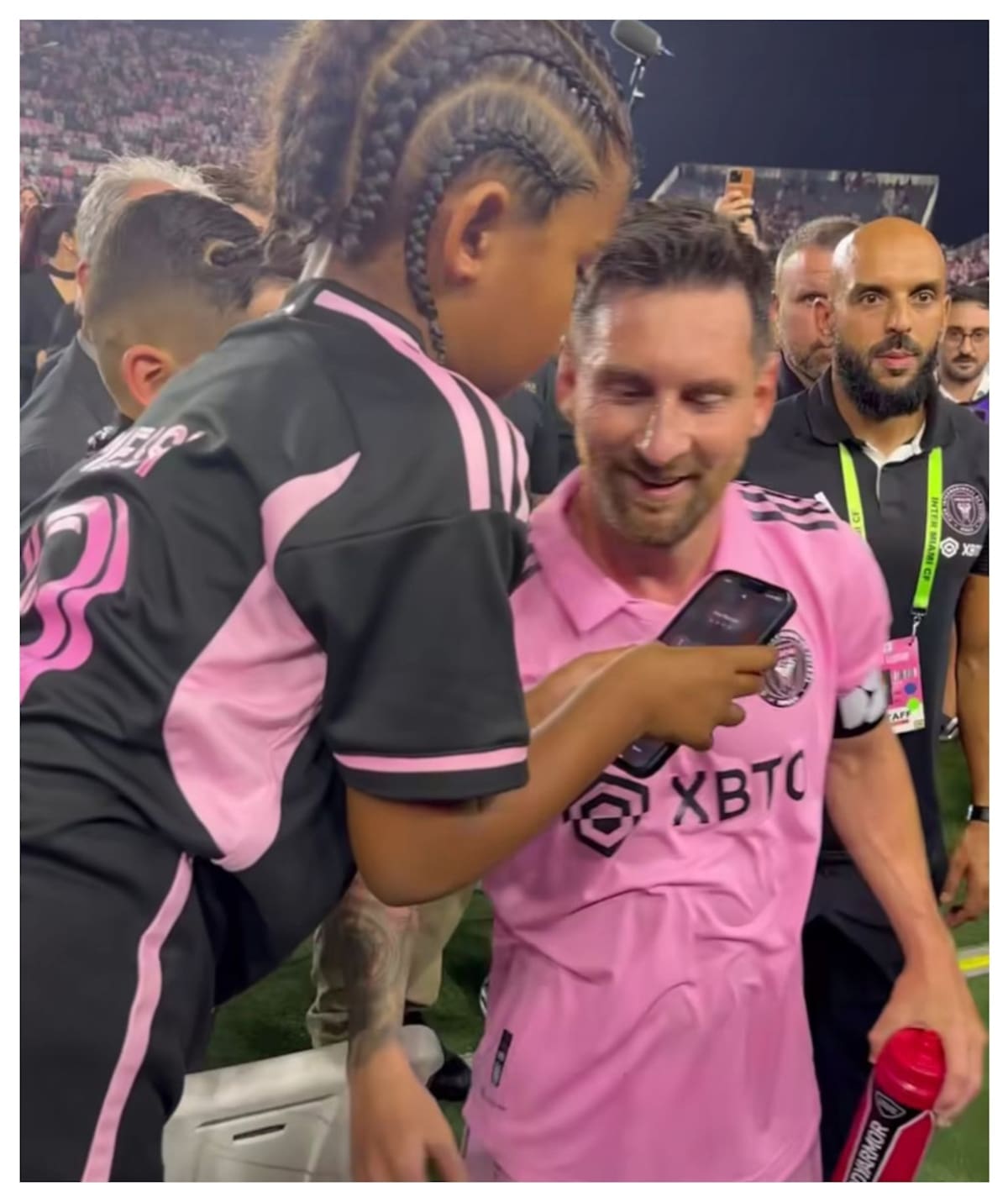 Lionel Messi le dio una selfie a Saint, el hijo de Kim Kardashian.