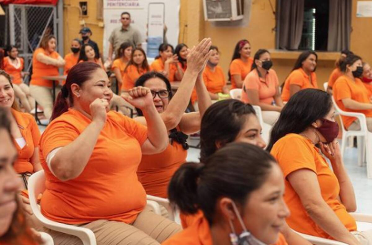 Mon Laferte visita a reclusas de un penal femenil en México y lleva a su hijo recién nacido