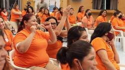 Mon Laferte visita a reclusas de un penal femenil en México y lleva a su hijo recién nacido