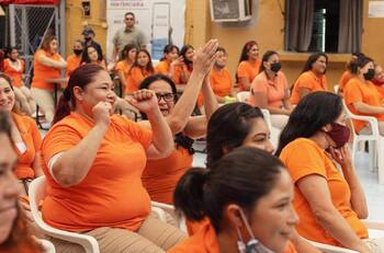 Mon Laferte visita a reclusas de un penal femenil en México y lleva a su hijo recién nacido