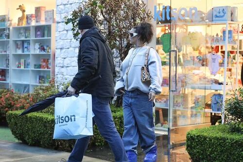 Rihanna cambia tiendas de lujos por jugueterías mientras espera a su segundo hijo