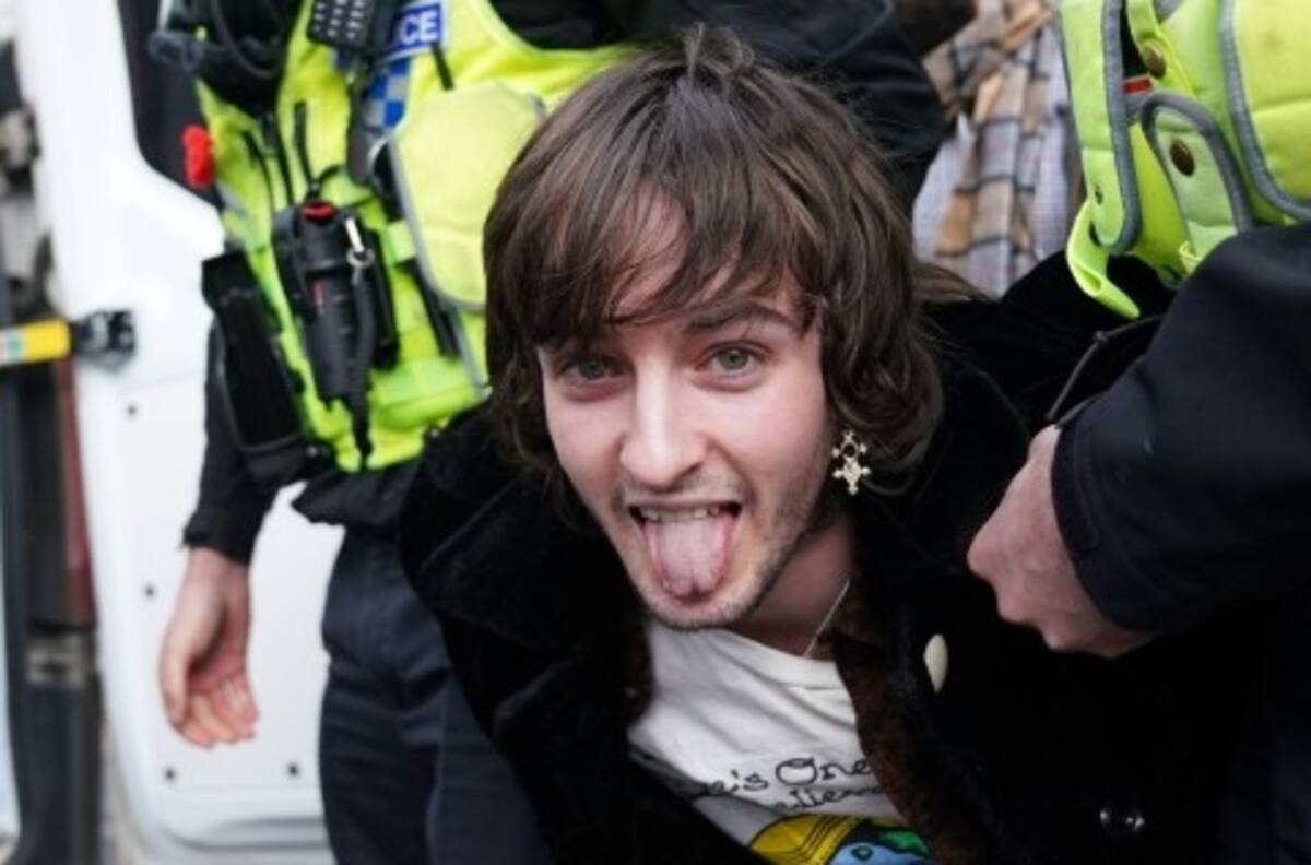 Rey Carlos III esquiva huevos voladores al sufrir el primer ataque físico de su reinado