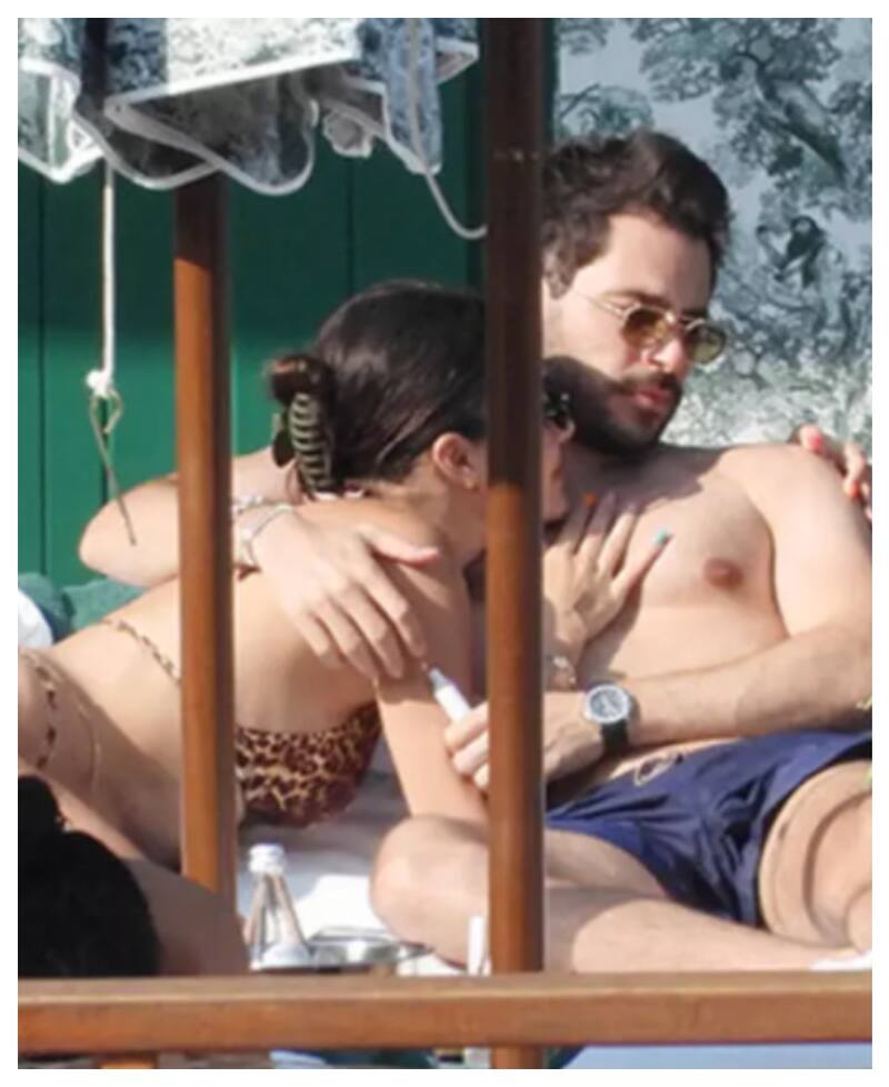 la pareja disfruta el sol de la Liguria, en la bahía de Paraggi, un rincón de ensueño y privacidad.