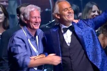 Un rejuvenecido Richard Gere elogia a su esposa española 33 años menor