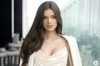 Nadia Ferreira muestra su figura en traje de baño y deja ver su avanzado embarazo