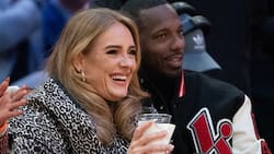 Adele luce anillo de diamantes que desata fuertes rumores de boda para este año