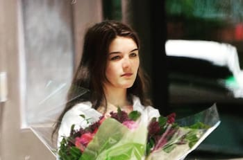 Hija de Tom Cruise y Katie Holmes, es captada mientras salía de una tienda con ramos de flores