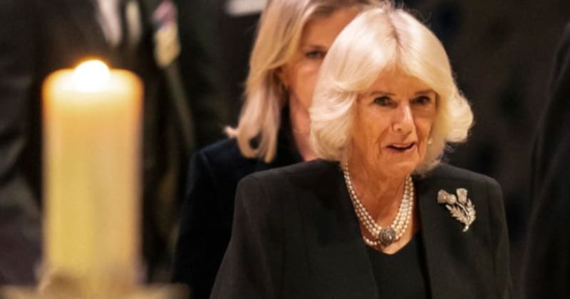 Camila Parker lució extravagante accesorio en funeral de reina Isabel II - Créditos: TWITTER