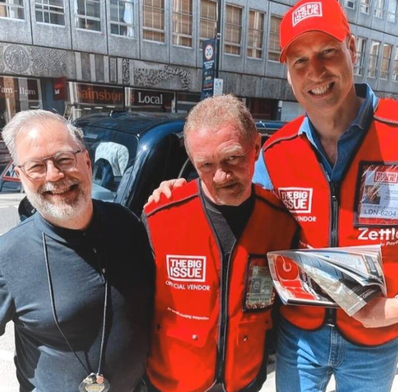 Príncipe William sorprende al ser visto vendiendo revistas en las calles de Londres - Créditos: