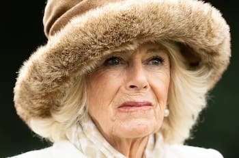 Reina Camila luce toda su elegancia para el bautizo de un rinoceronte blanco