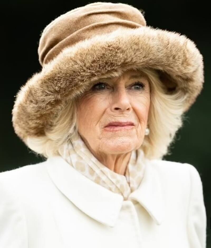 Reina Camila luce toda su elegancia para el bautizo de un rinoceronte blanco Muy enfundada en un hermoso abrigo y tapada con sombreros apareció la monarca - Créditos: Instagram