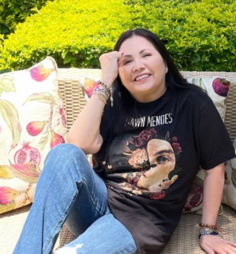 Critican a Ana Gabriel por negarse a recibir regalos de sus fans durante su gira por Latinoamérica - Créditos: Instagram