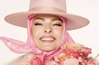 Linda Evangelista vuelve a brillar en portada de revista tras el accidente que la deformó