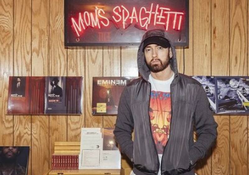 ¿Qué significa que Eminem se haya hincado en el show de medio tiempo y porqué causó controversia? - Créditos: Instagram