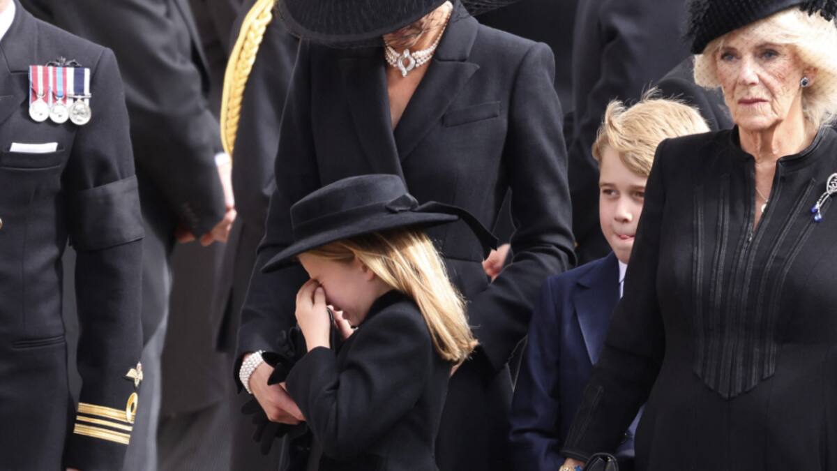 Princesa Charlotte y su hermano George lucen solemnes y tristes en funeral de Isabel II