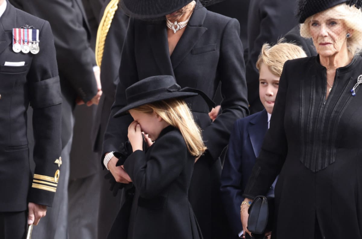 Princesa Charlotte y su hermano George lucen solemnes y tristes en funeral de Isabel II