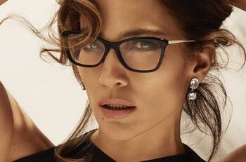 JLo posa en una campaña de lentes con un look de infarto