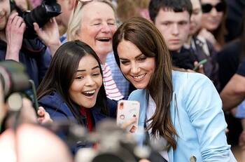 Kate Middleton vivió tenso momento cuando una fan la agarró por el cabello para una selfie