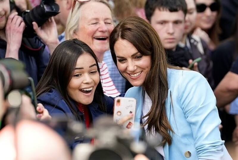 Kate Middleton vivió tenso momento cuando una fan real la agarró por el cabello para una selfie - Créditos: Instagram